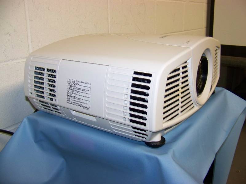 lot 8 image: Mitsubishi, XD3200U, DLP Projector with HDMI Input