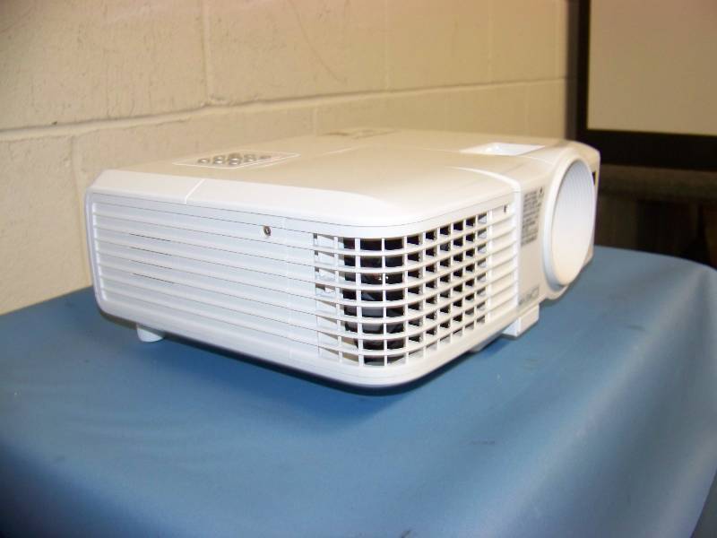 lot 9 image: Mitsubishi, EX241U, DLP Projector with HDMI Input