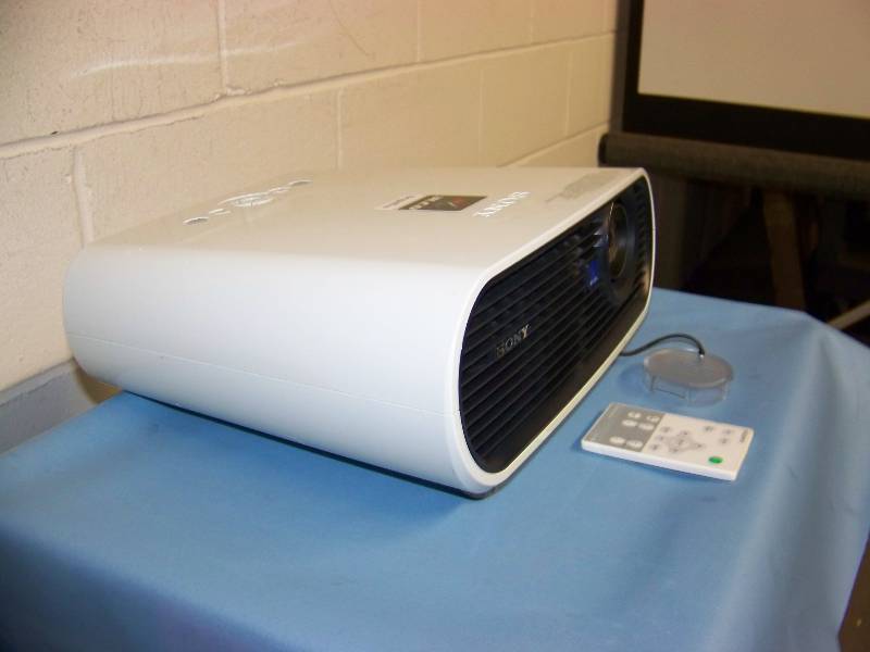 lot 10 image: Sony, VPL-EX50, LCD Projector with Remote Control