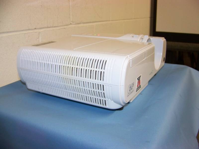 lot 13 image: Mitsubishi, XD221U, DLP Projector with Remote Control