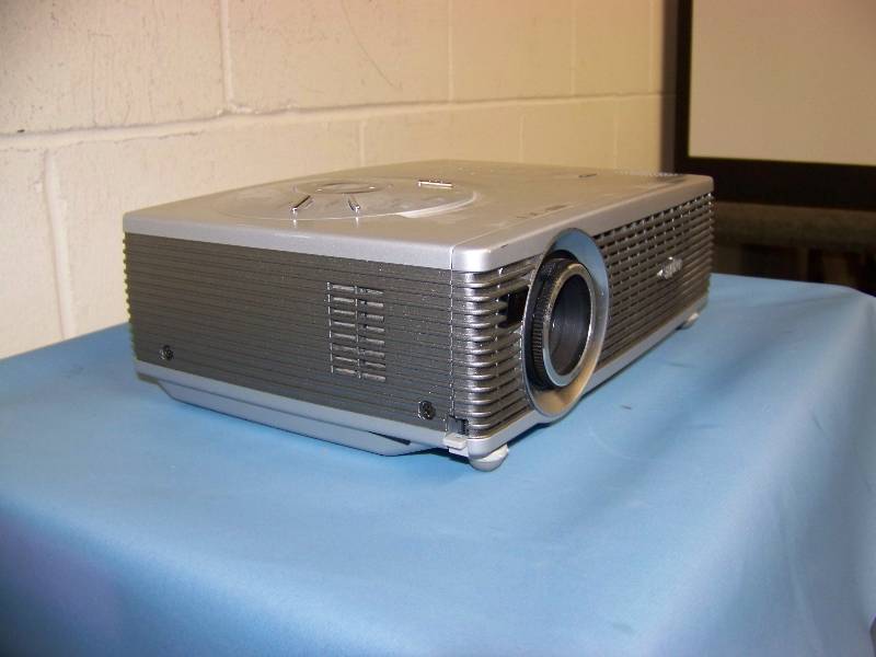 lot 18 image: Sanyo, PLC-SW35, LCD Projector