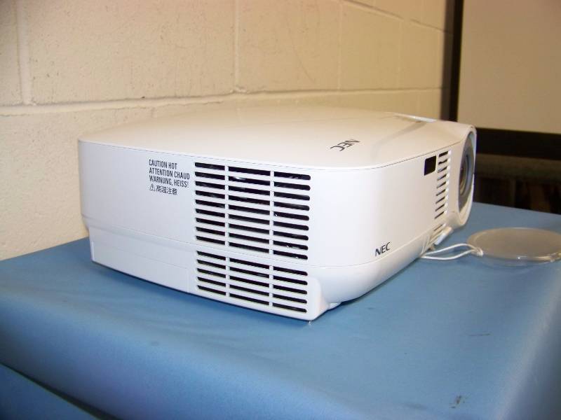 lot 20 image: NEC, VT595, LCD Projector