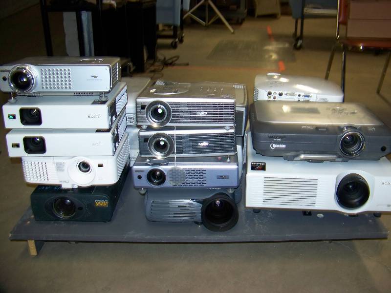 lot 22 image: (19) Projectors for PARTSREPAIR