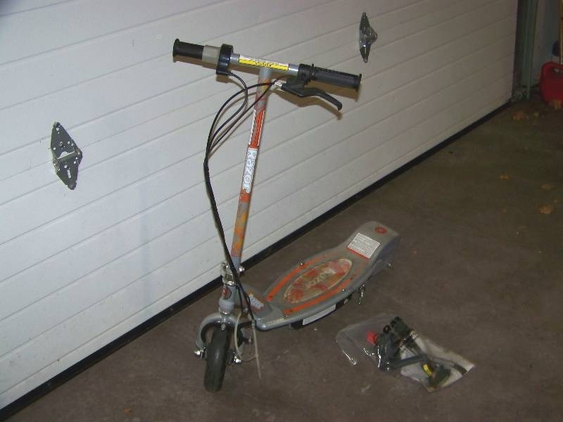 lot 67 image: Razor, Electric Scooter with Charging Cable