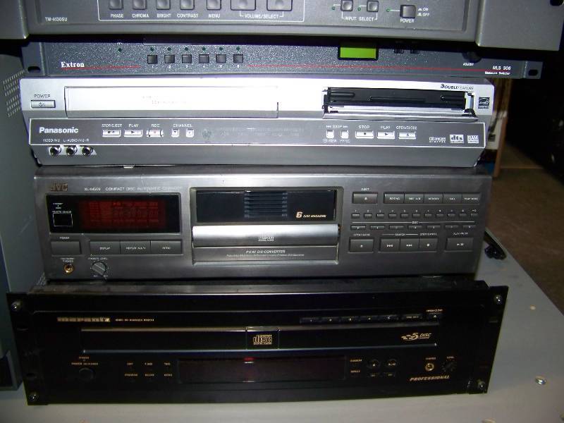 lot 103 image: Miscellaneous lot of Audio  Video items for PARTS  REPAIR