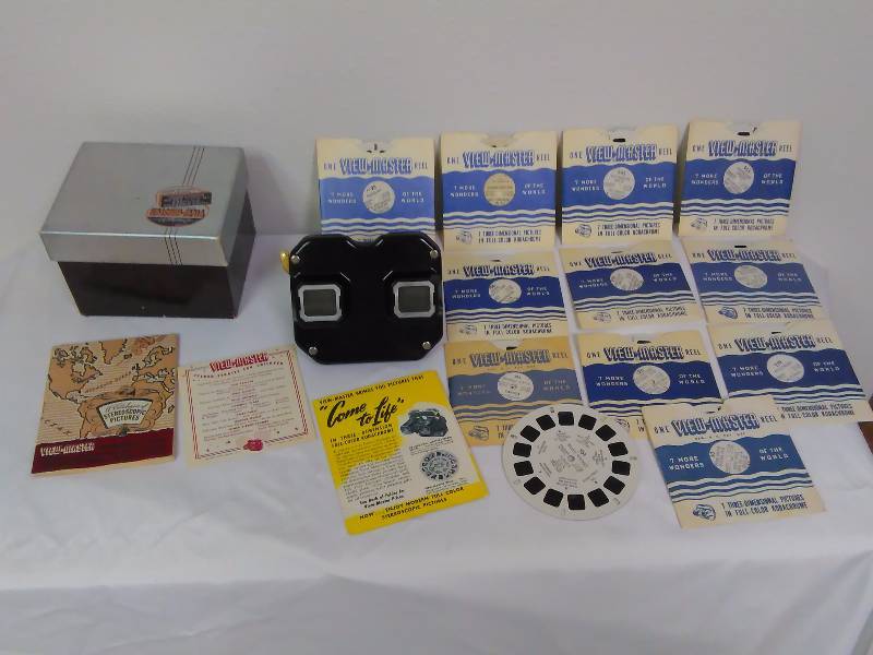 lot 5 image: Sawyers View Master, like new with 11 viewing discs