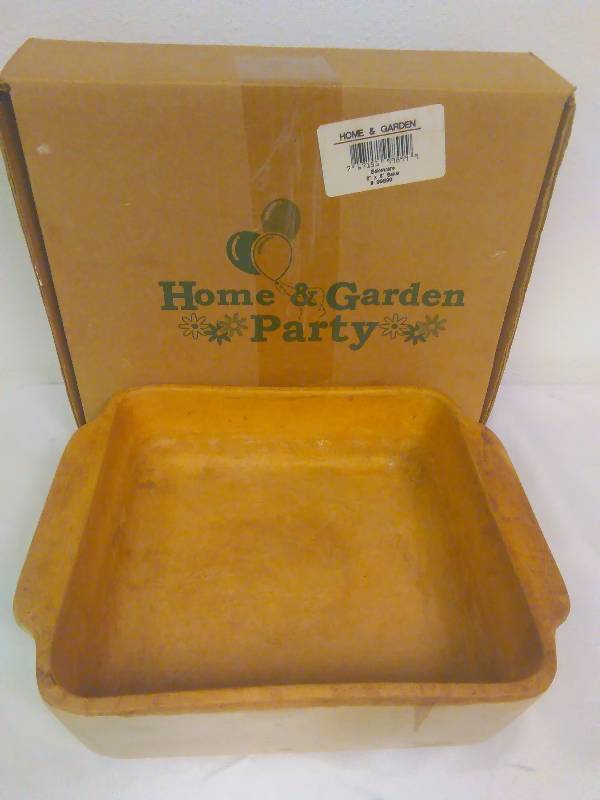lot 23 image: Home & Garden Party Bakeware 8 x 8 baker