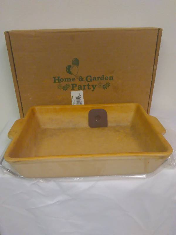lot 25 image: Home & Garden Party Bakeware 9 x 13 pan with cradle