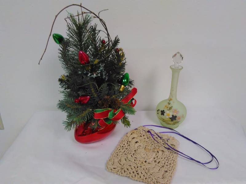 lot 43 image: Hand Crochet Sachet and Vintage Hand Painted Bottle