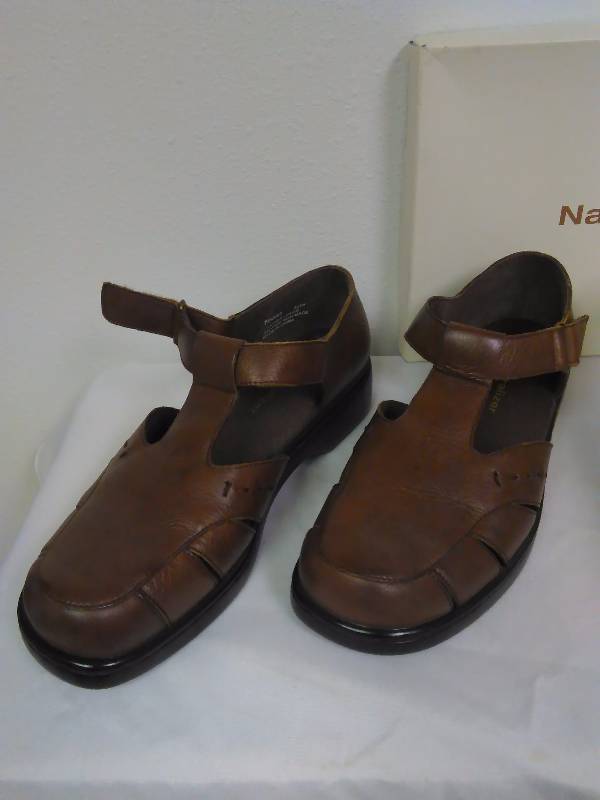lot 55 image: Naturalizer Sandal, Size 8.5, Velcro closure