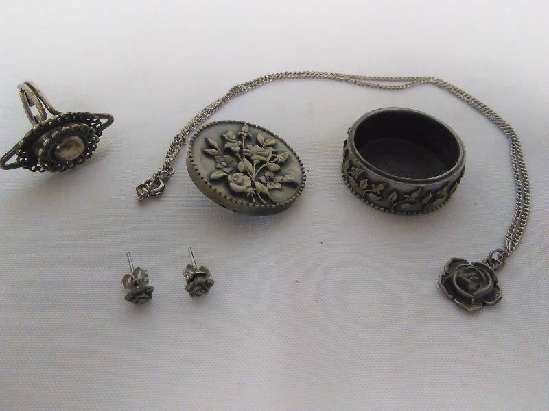 lot 82 image: Vtg. Pewter Box, earrings, broach necklace and ring