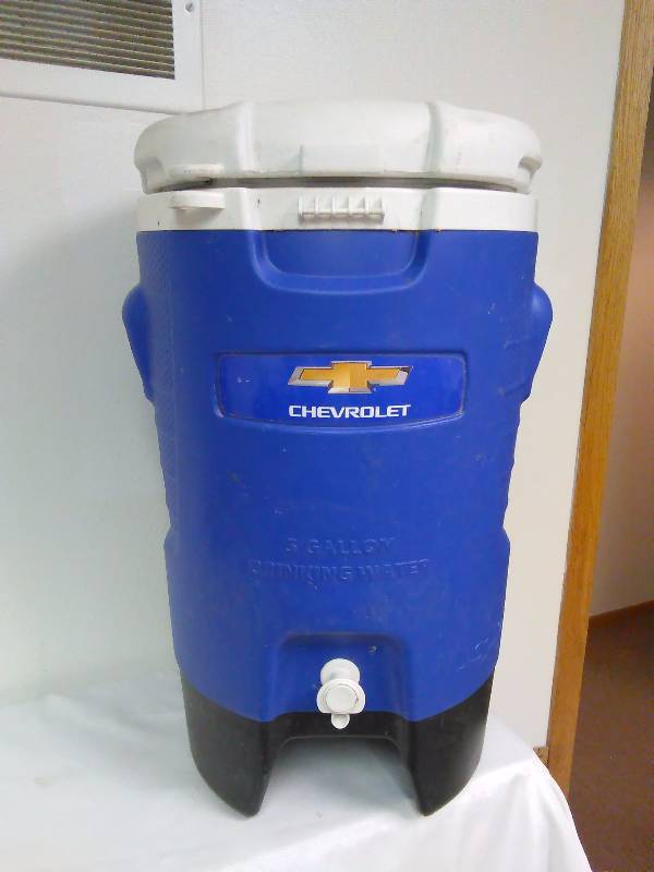 lot 93 image: 5 gal. Igloo Chevrolet Cooler on wheels, lockable