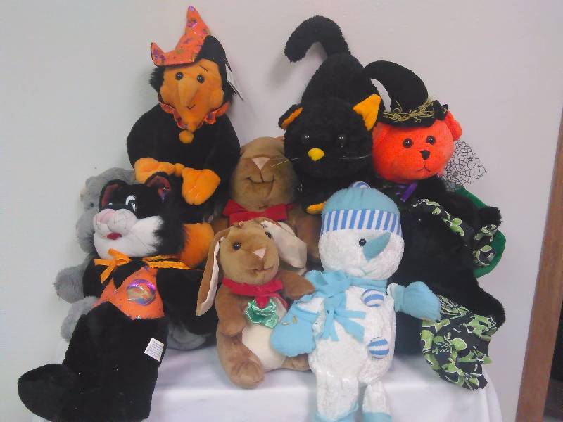 lot 121 image: Plush Animals (9)