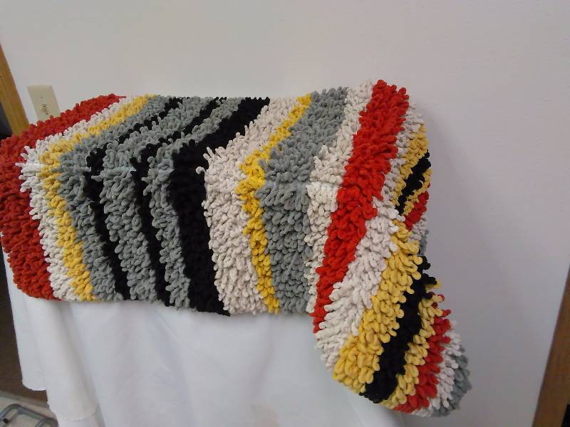 lot 195 image: Area Rug, New without Tags, 36 x21 inches