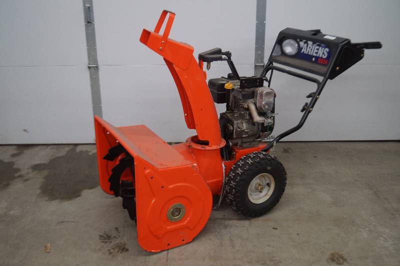lot 20 image: Ariens Snowblower