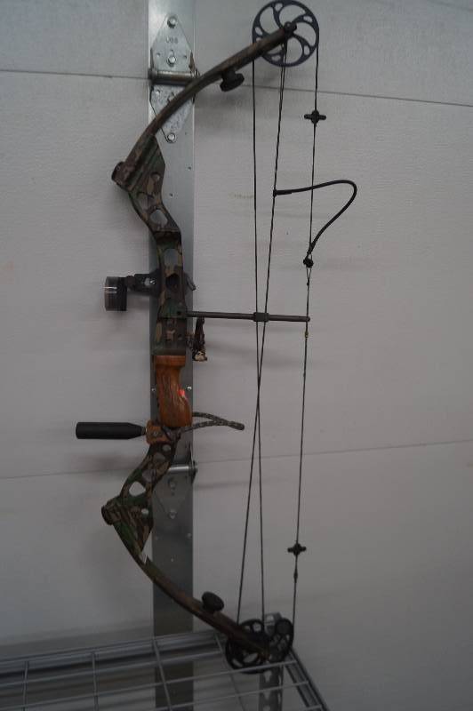 lot 2 image: Compound Bow & Case