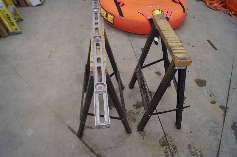 lot 8 image: Saw Horse & Level