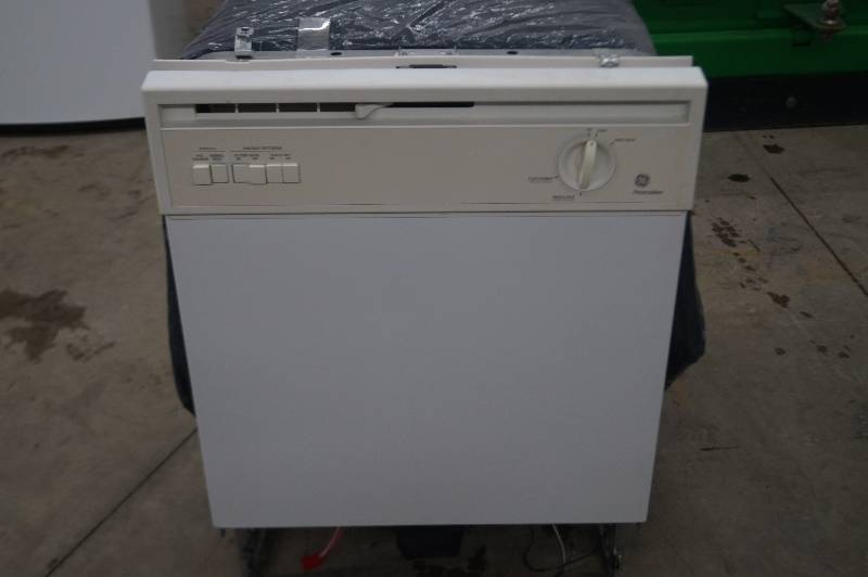 lot 52 image: GE Dishwasher