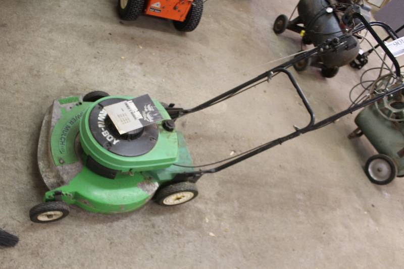 lot 1406 image: Lawn-Boy 19in. Lawn Mower w Manual