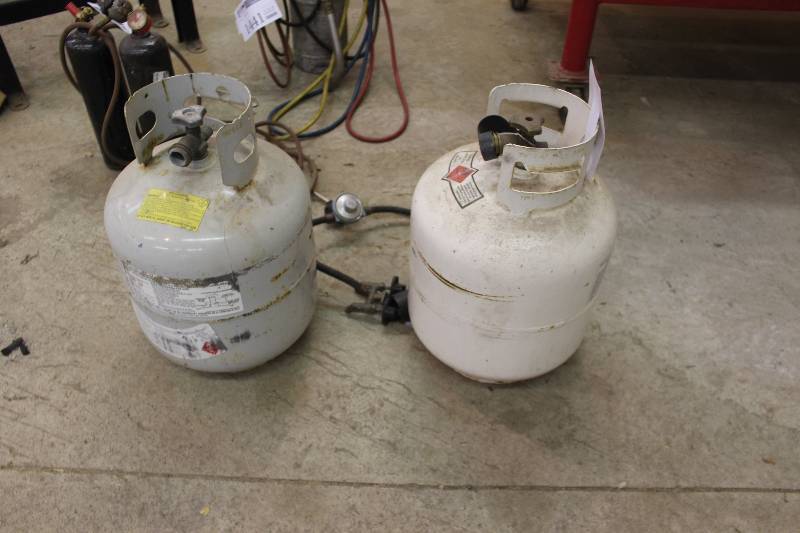 lot 1439 image: Lot of (2) Propane Gas Tanks
