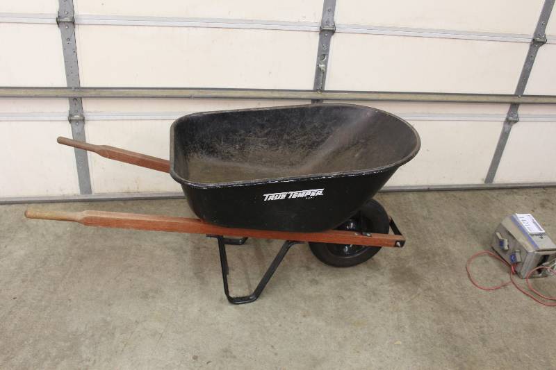lot 1411 image: Tru Temper Steel Wheelbarrow