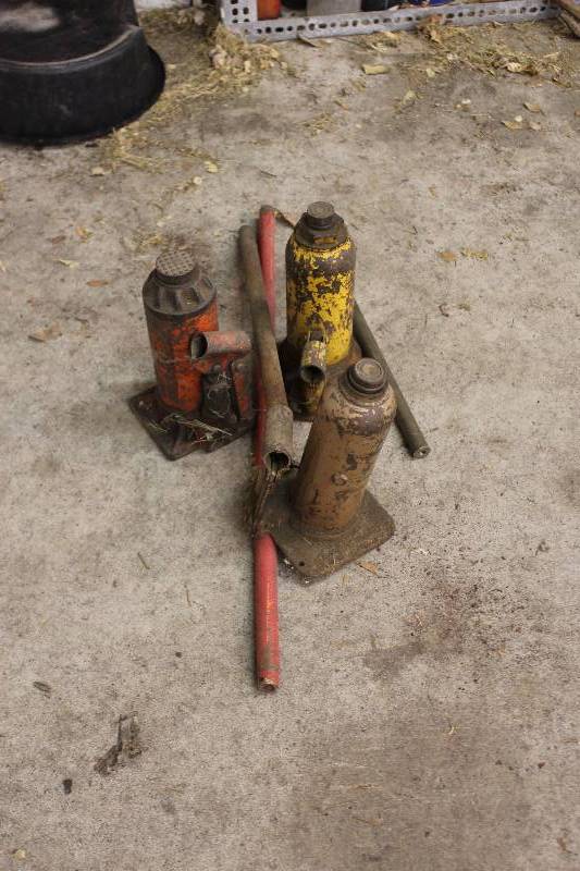 lot 1422 image: Lot of (3) Bottle Jacks