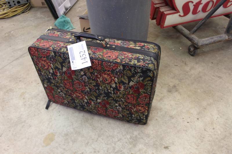 lot 1452 image: Luggage