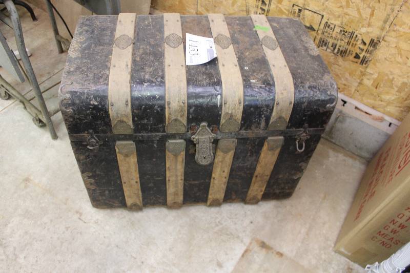 lot 1453 image: Chest