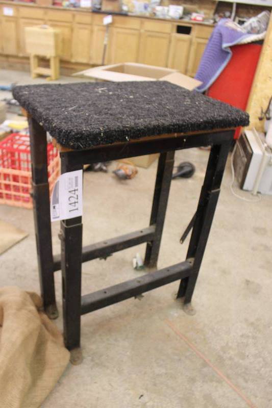 lot 1424 image: Stool