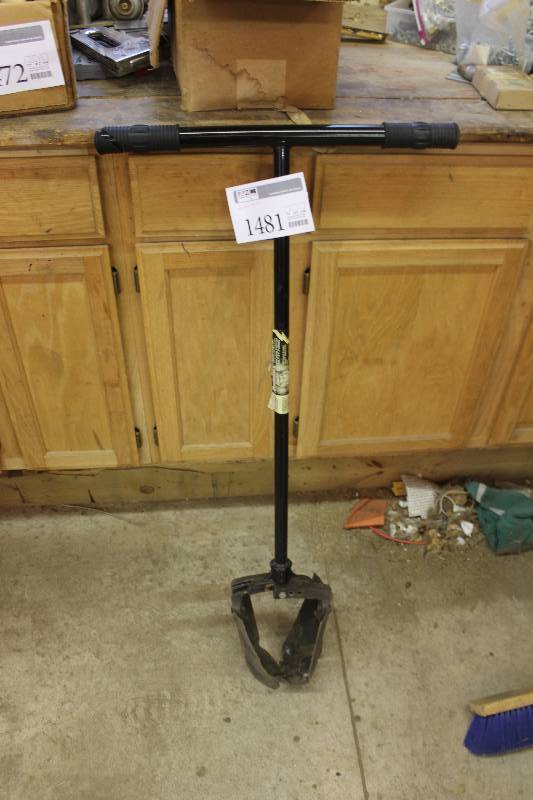 lot 1481 image: Post Hole Shovel