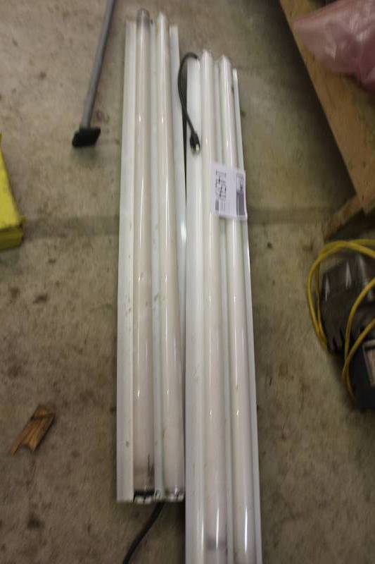 lot 1459 image: Lot of (2) Fluorescent Lights