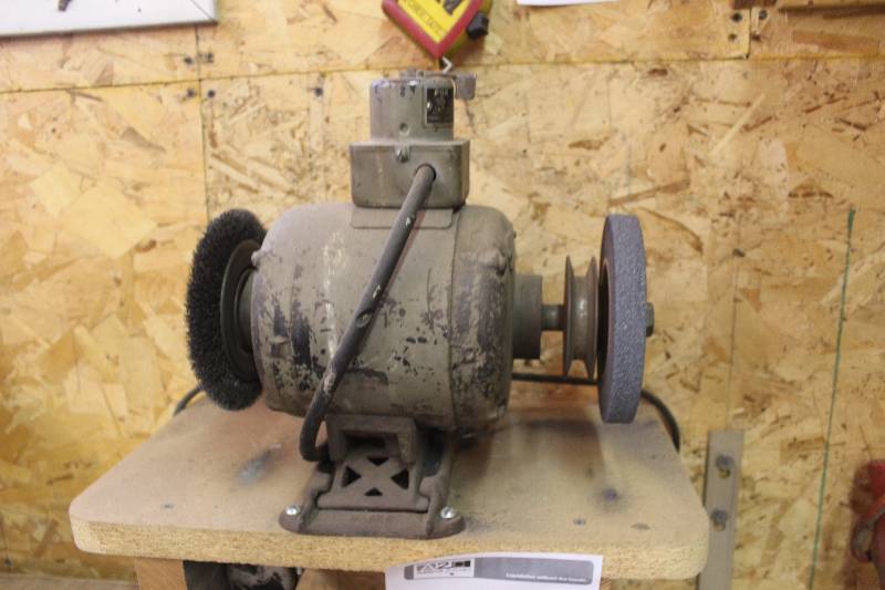lot 1415 image: GE Dual Wheel Grinder