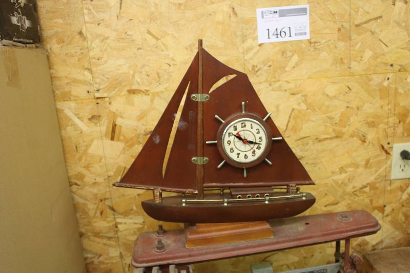 lot 1461 image: Sailboat Mantle Clock