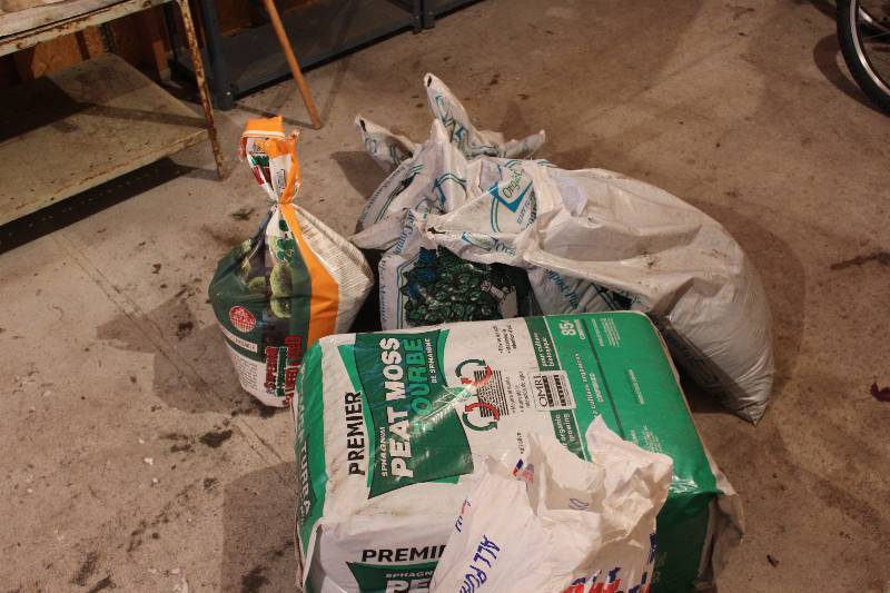 lot 1525 image: Bags of Potting Soil, Peat Moss, Organic Compost
