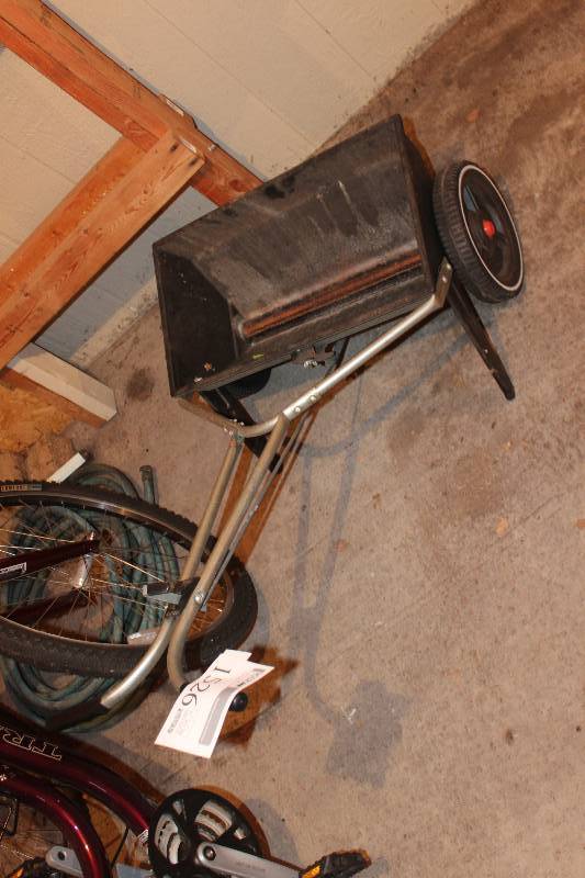 lot 1526 image: Red Devil Push Yard Seeder