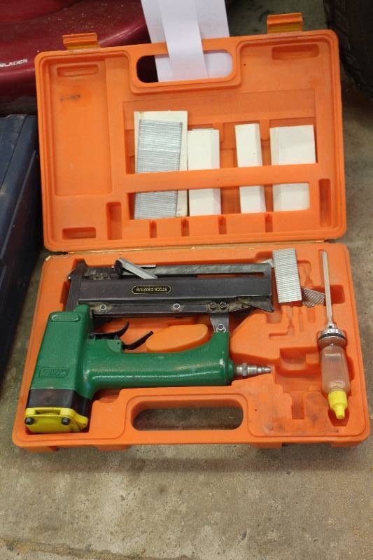 lot 1494 image: Woodtek Pneumatic Brad Nailer w Case