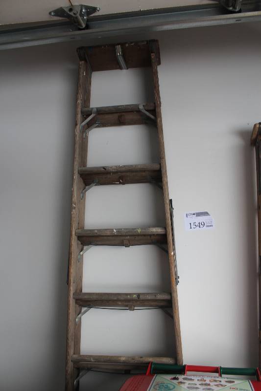 8 ft. Wood Ladder