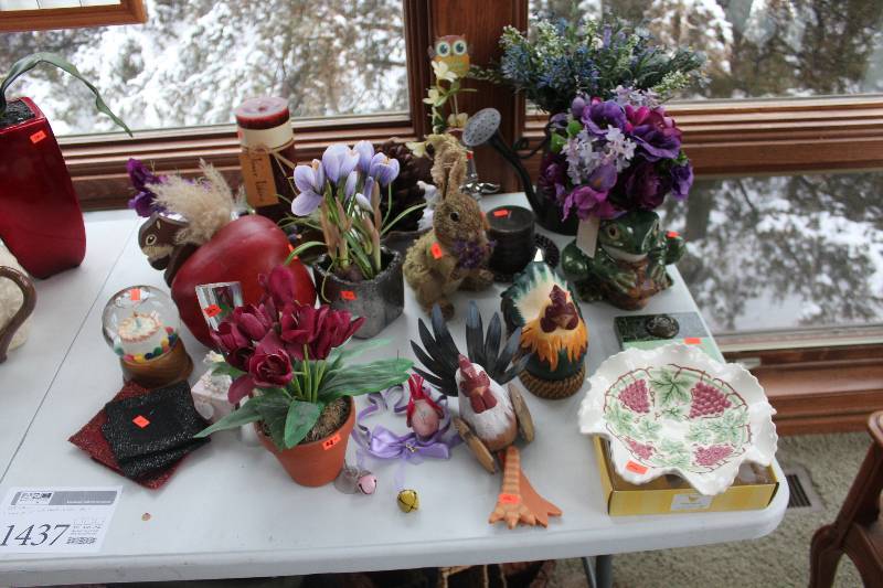 Snow Globe, Silk Plants, Animal Decorations