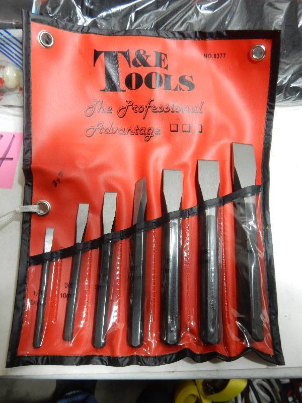 lot 84 image: Set of Chisels 2 ScraperRemover sets Regal Tool bag, 2 Screwdriver sets