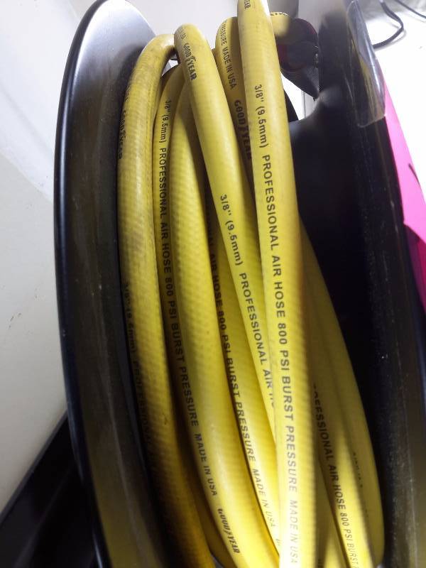 lot 14 image: Air Hose Reel.. Includes Hose