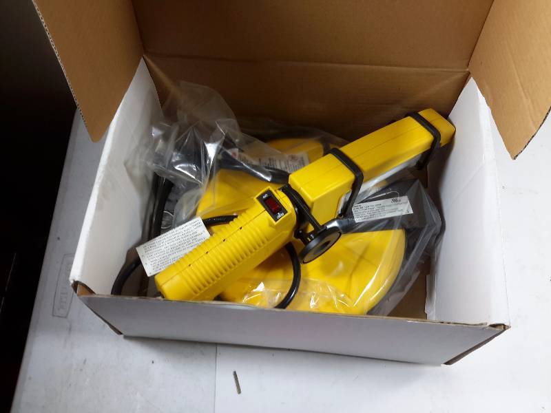 lot 16 image: Light Reel, 35 FT Cord with Fluorescent light