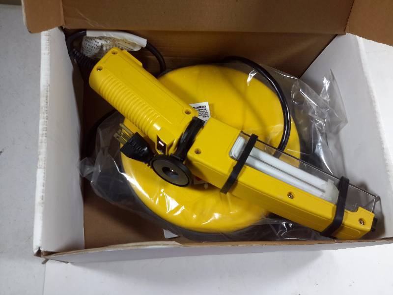 lot 17 image: Light Reel, 35 FT Cord with Fluorescent light