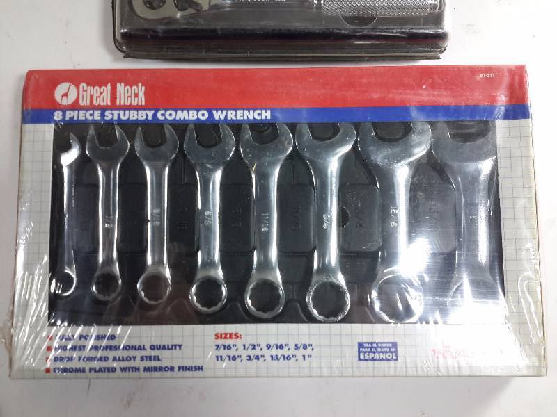 lot 23 image: Allen 17 pc 38 in dr 14 in dr Socket Set GREAT NECK, 8 piece Stubby Combination Wrench set