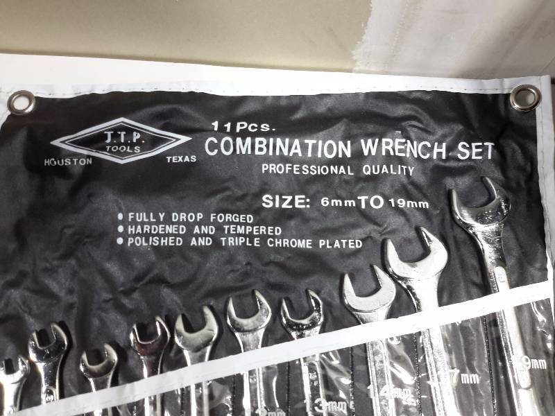 lot 28 image: 2 Sets of Combination wrenches, 14 in bolt cutter