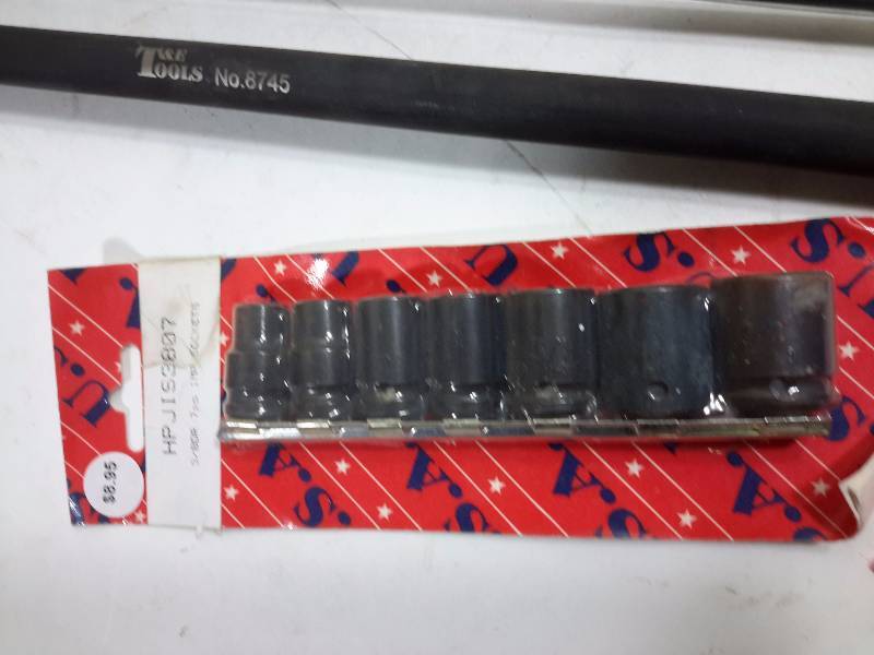 lot 40 image: 2 long handle screw drivers 7 socket set, Rechargeable trouble light Pry Bar