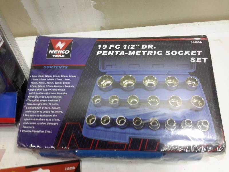 lot 62 image: 7 piece nut driver set 19 in flexible inspection mirror, 25ft tape measure 19 piece Metric socket set