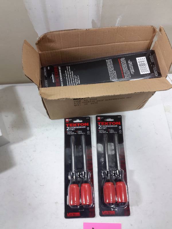 lot 105 image: 10, 2 piece screw driver sets.. Phillips and standard