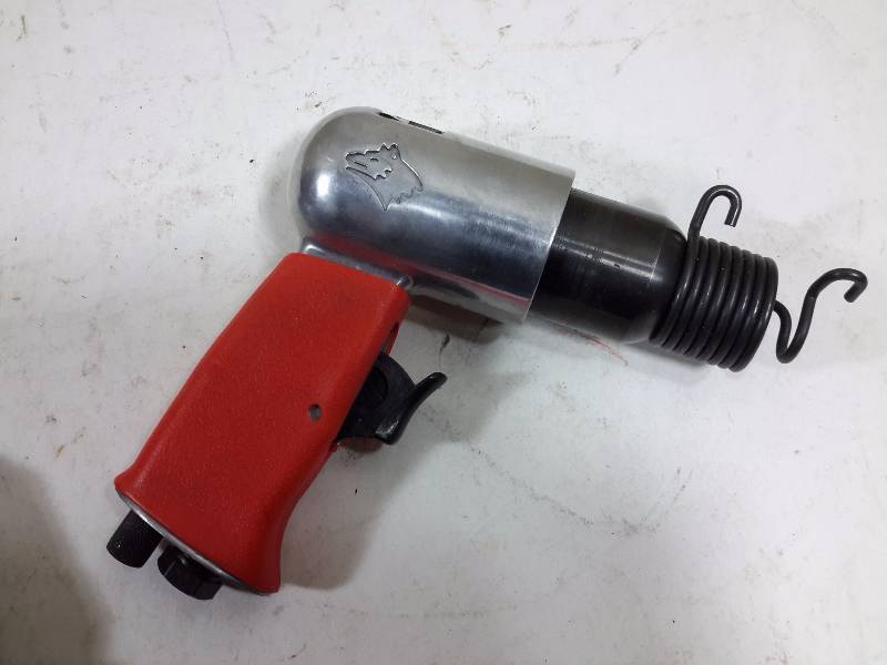 lot 88 image: Pneumatic hammer drill  pneumatic ratchet 21 piece metric socket set