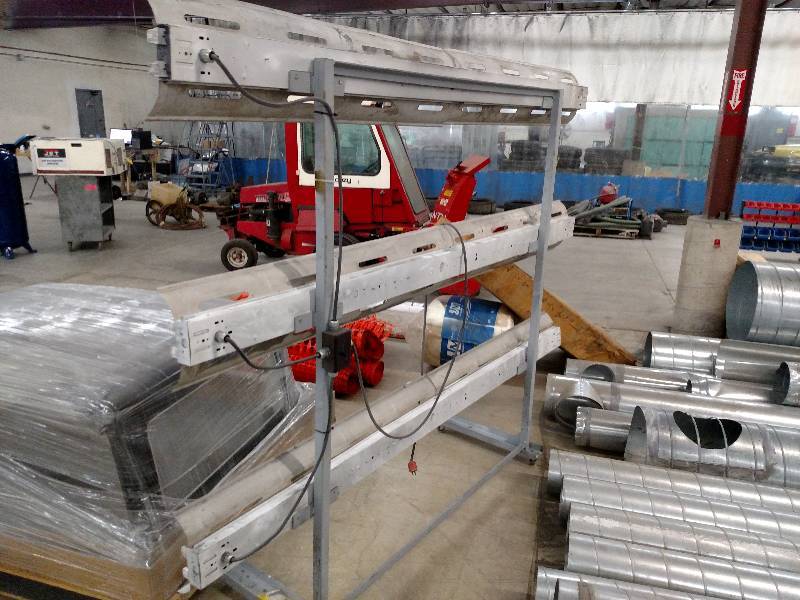 lot 29 image: Fluorescent Light Cart, 8 x 2 x 79, Works