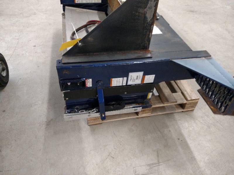 lot 48 image: Tommy Lift, 1300 lb. Capacity, PN S...